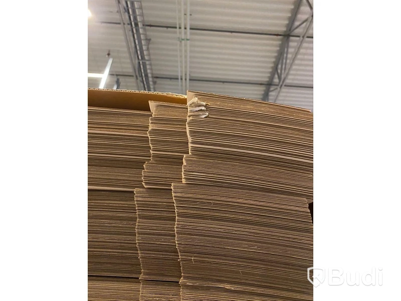 2 pallar med små kartonger i vitt "2 mobil vit" från KJ Papper, Ca 5200 kartonger per pall